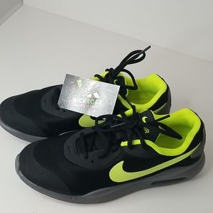 Woman Airmax Oketo 8 or 8.5 also a 6.5 Y ir an 7 Y